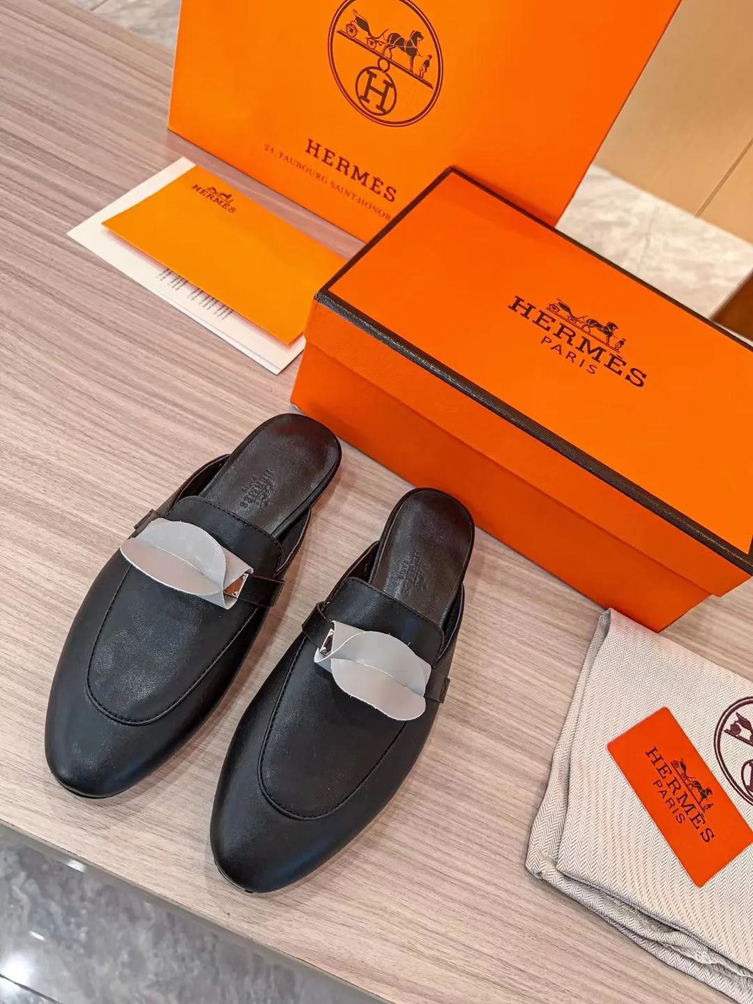 👟👟Ex-factory price 480👟👟 Women's Shoes Women's Clothing 2023 Product Hermes' new genuine handmade shoes, purely handmade, a must-collect item! The perfect holiday accessory! Our pursuit of quality products is always the best! Don't give in! Comfort and originality, not following trends, and not deliberately expressing oneself are the consistent pursuits of Hermes and its fans!  [Material] ✅Upper: Hermers original calfskin ✅Foot pads: Made of imported original fabric with 5D color printing ✅Outsole: Italian genuine leather outsole (pursuing top walking comfort) [Number of yards] 35-42 [Packaging] With original packaging
